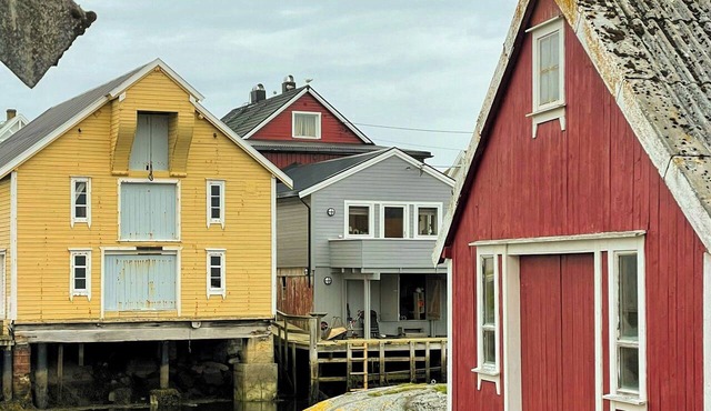 Boathouse with views of harbour and sea in Smøla