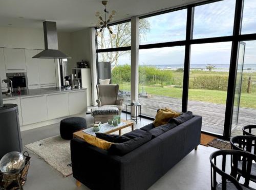 Bright and modern villa by the sea
