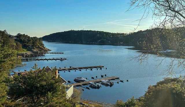 Bright cabin with nature plot by the Oslofjord in Sponvika