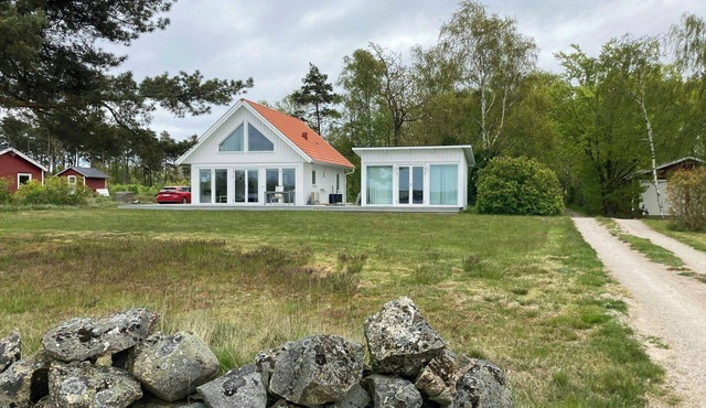 Bright house with sea view at Lindö