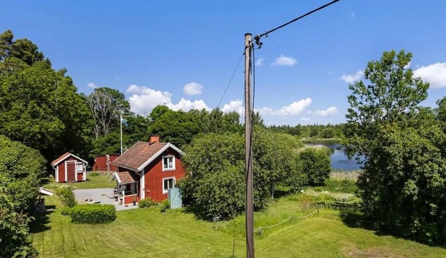 Cabin by Hjälmaren in Segersjö in Odensbacken