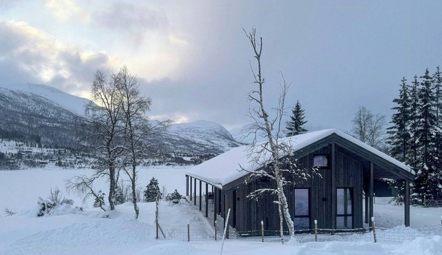 Cabin by Nysætervatnet surrounded by mountains