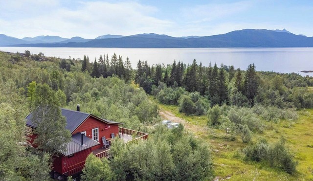 Cabin by the beach in Stonglandsodden