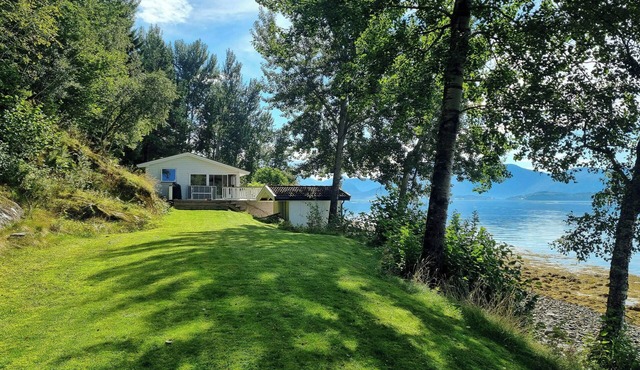 Cabin by the sea with activities in Stangvika