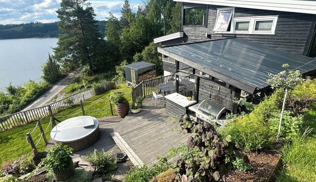 Cabin by Tyrifjorden with hot tub and kayaks