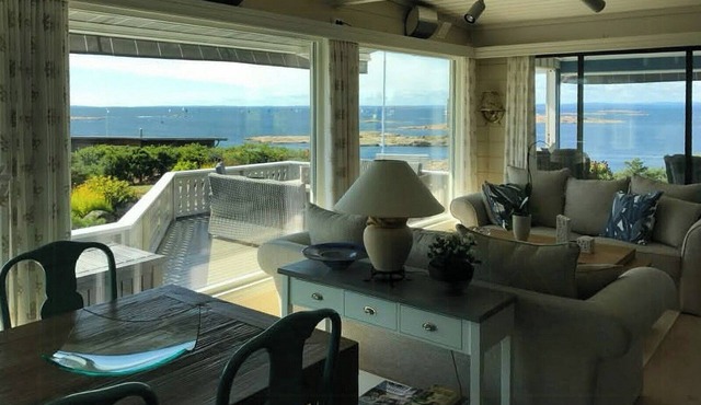 Cabin on rocks with private jetty on Onsøy