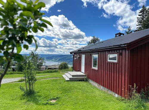 Cabin with great view close to town and ski area