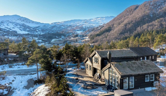 Cabin with hot tub and fjord views in Sauda
