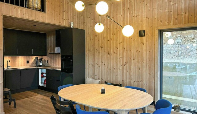 Cabin with lake views at Hallingskarvet ski center in Hovet