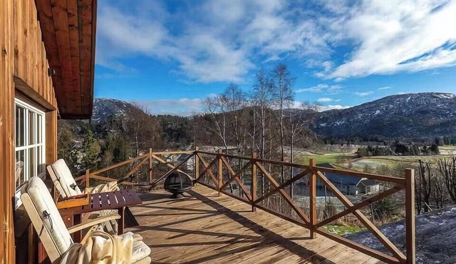 Cabin with panoramic views and wood-fired hot tub