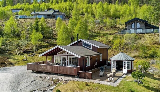 Cabin with two living rooms by Lake Nisser in Treungen