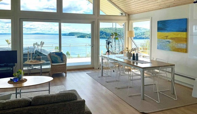 Cabin with veranda and fjord view near Tønsberg