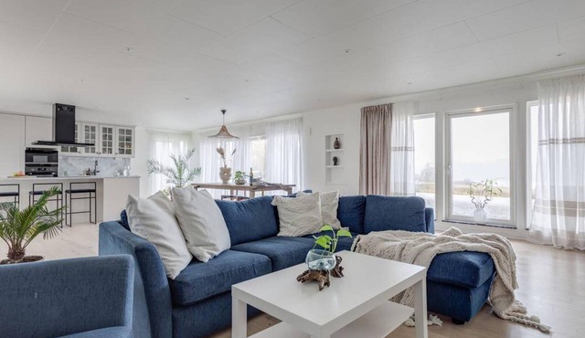 Captivating 3-bed Villa in Halanda With Lake View
