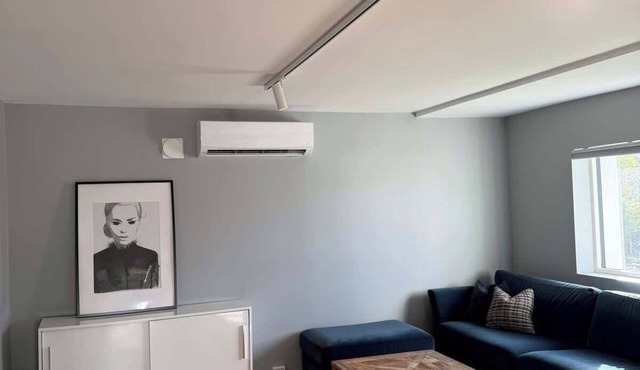 Central 2-Bedroom Apartment Free Parking & Wifi