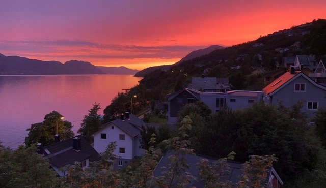 Central 2-Bedroom Sea View Apartment in Volda
