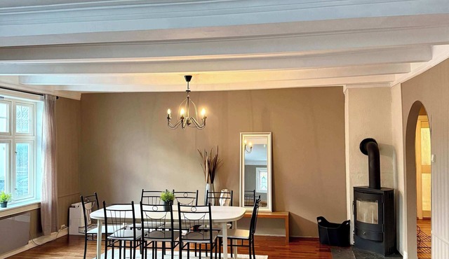 Central 3-Bedroom Apartment Free Parking & Wifi