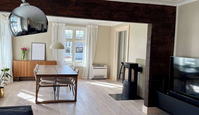 Central 4-Bedroom Apartment Free Parking & Wifi