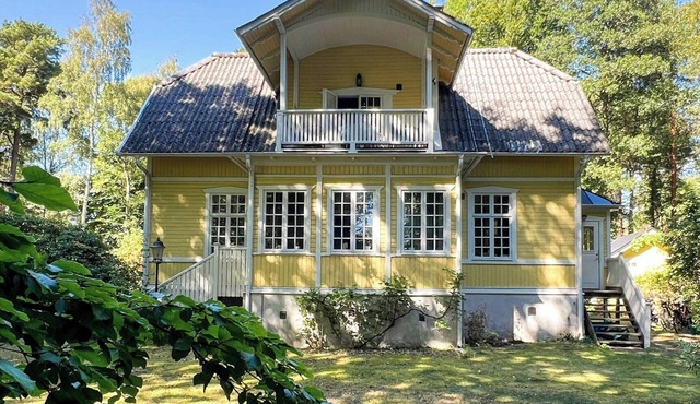 Century-old house by the sea in Sandskogen