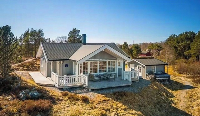 Chalet with views of skerries on Hitra