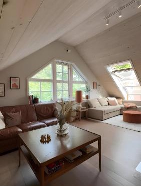 Charming apartment by the sea in Royken
