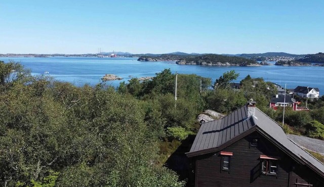 Charming artist's cabin with sea view near Bergen