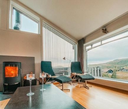 Charming Cabin Overlooking Vegglifjell in Rollag