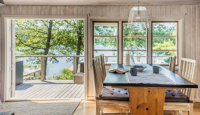 Charming cabin with sea view in nice surroundings