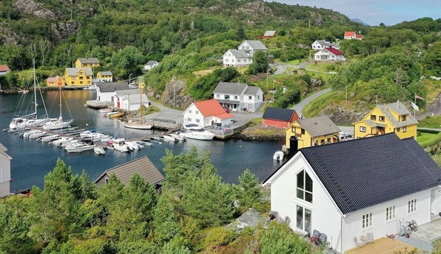 Charming cottage at the edge of the sea
