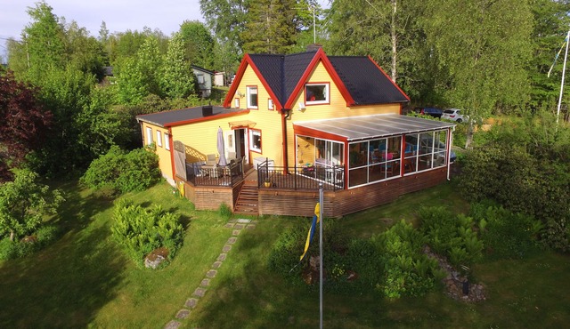 Charming cottage on a lakeside lot in Nässjö