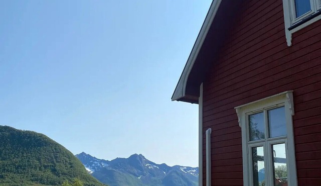 Charming cottage with seaview in Senja