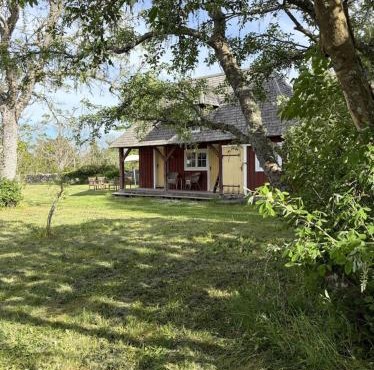 Charming Countryside Cottage at Katthamra Gård