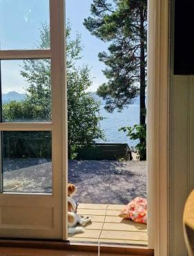 Charming Seaside Cabin In Tingvoll