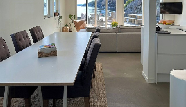 Charming seaside cabin with views over the water