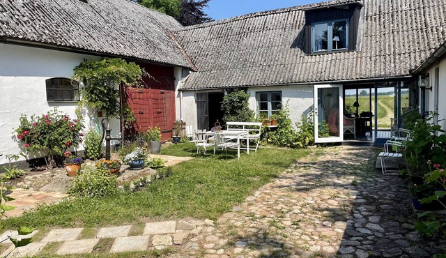 Charming Skånegård på fagra Österlen. Modern bostadshus med underbar innergård. in Skåne län