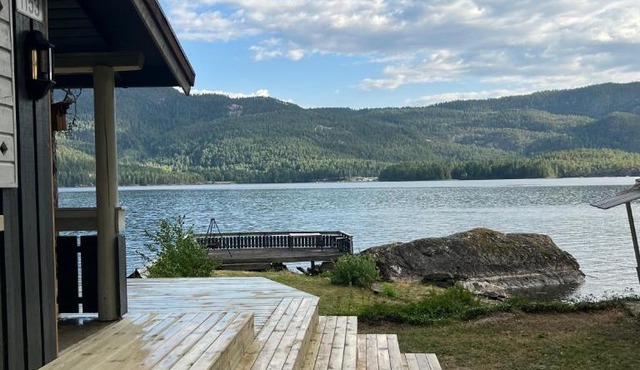 Charming waterside cottage by Lake in Seljord