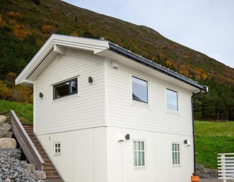 Coastal house on Godøya, boat, electric bikes and views included