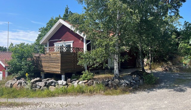 Cosy cabin in a quiet residential area close to nature and beach in Vendelsö