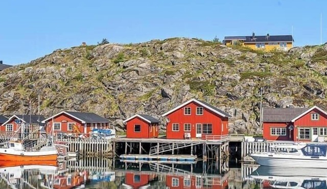 Cosy cabin on jetty in Lofoten