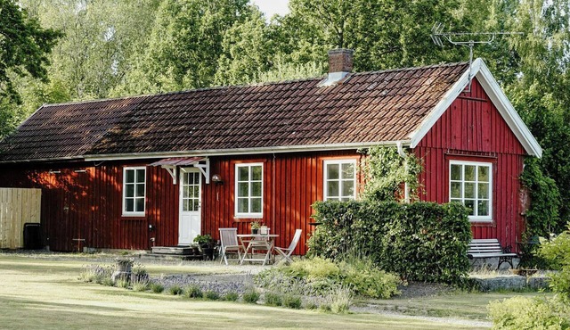 Cottage by Lake Bolmen in Bredaryd