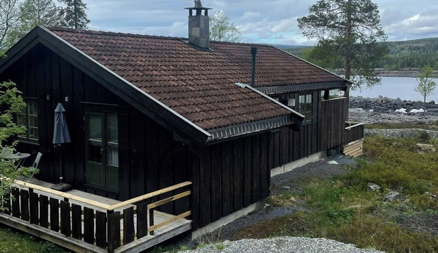 Cottage by the water near Sjusjøen