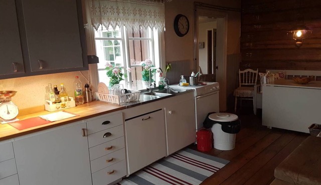 Cottage right by the lake in Bergslagen with sauna and boat in Skinnskatteberg