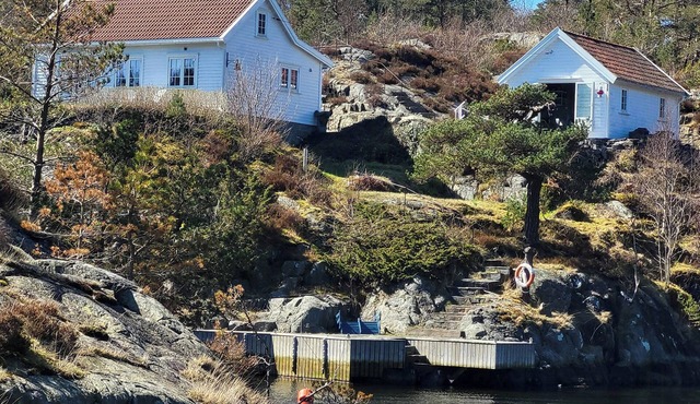 Cottage with midnight sun by Kvåsefjorden
