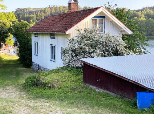 Cottage with Private Shoreline in Boxvik SE09128