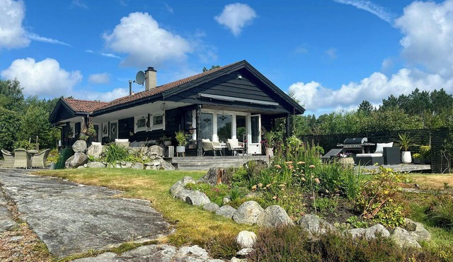 Cottage with terraces on three sides, idyllic isle in Hommersåk