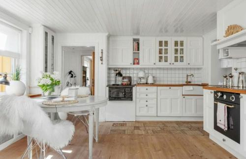 Country Estate With Tennis And Pool Near Lysekil