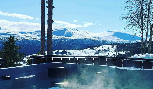 Countryside cabin with jacuzzi near Stryn