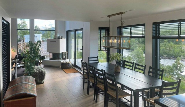 Cozy architect-designed cabin with river view in Hovden