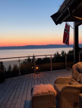 Cozy cabin by the sea