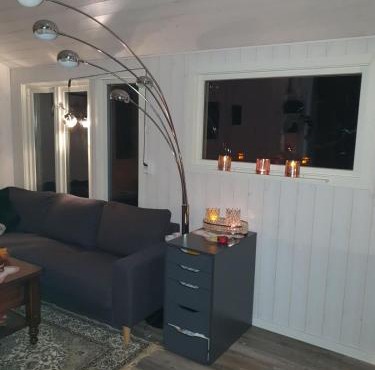 cozy cabin whith outside toalett in front of lapphaungen turiststation