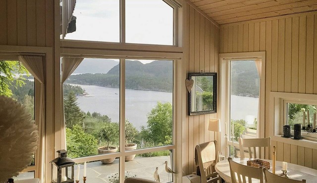 Cozy cabin with Økstrafjord view